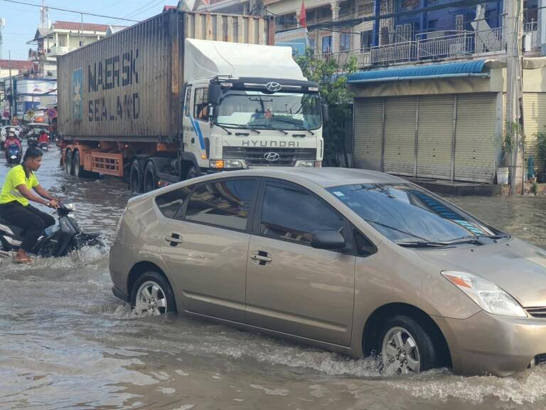 金边波森芷区暴雨积水严重 宗周三区域道路被淹