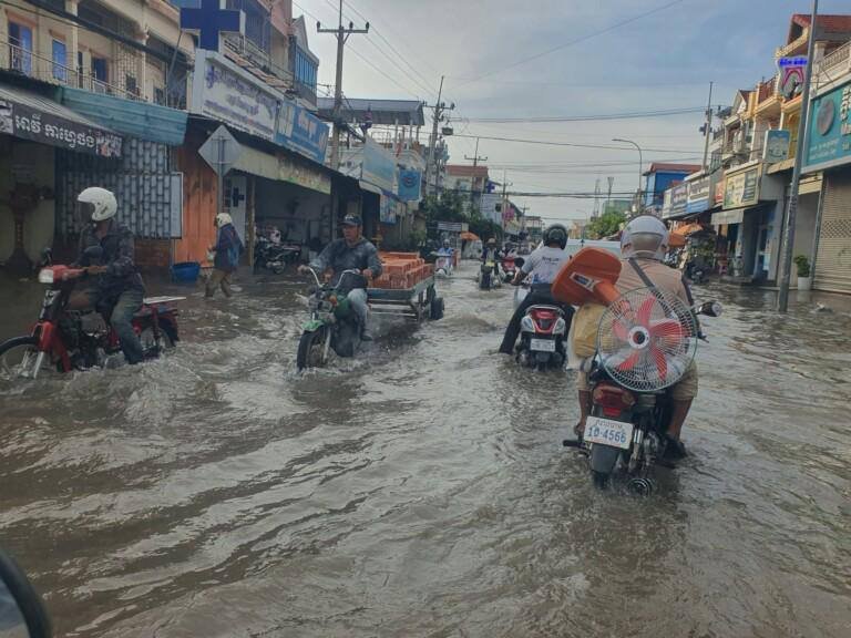 金边波森芷区暴雨积水严重 宗周三区域道路被淹