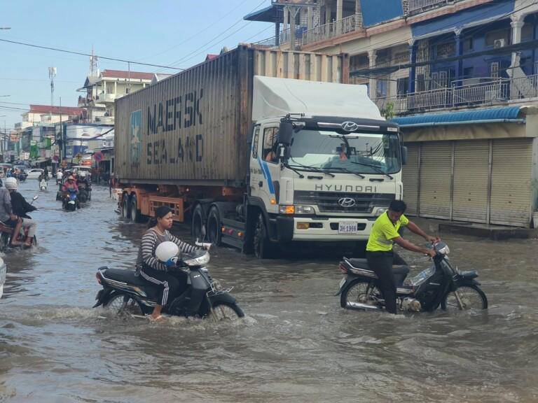金边波森芷区暴雨积水严重 宗周三区域道路被淹