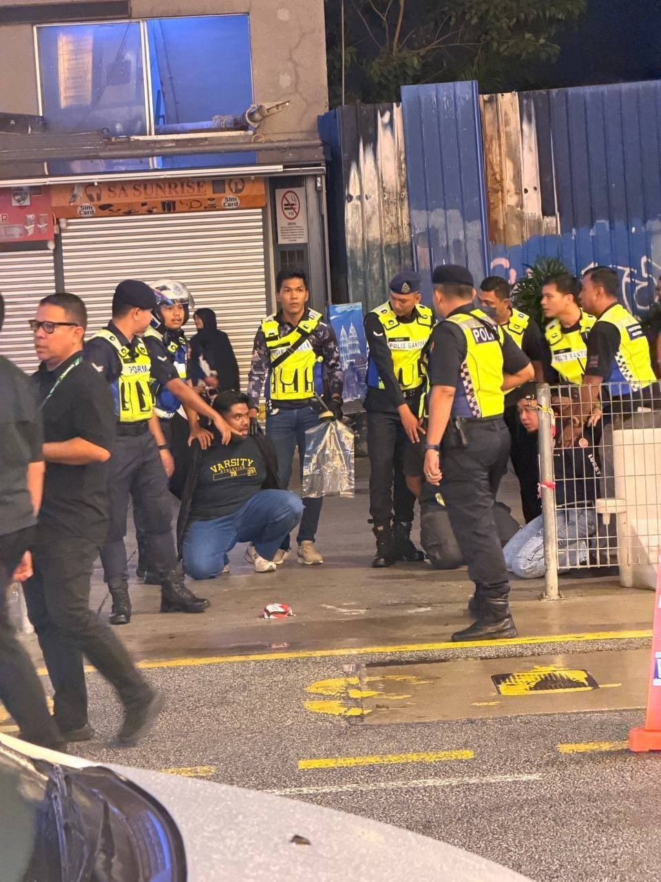 吉隆坡地铁口发生街头拳击 警方迅速镇压