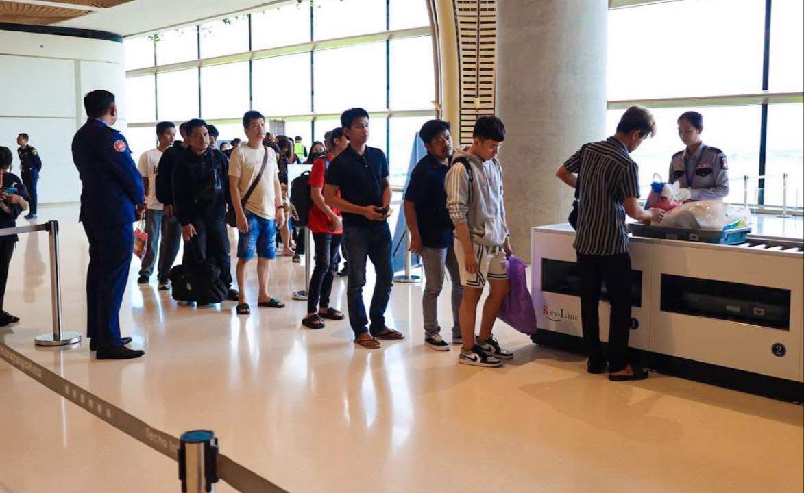 175名印尼籍涉诈人员被驱逐出境 经德崇国际机场离境