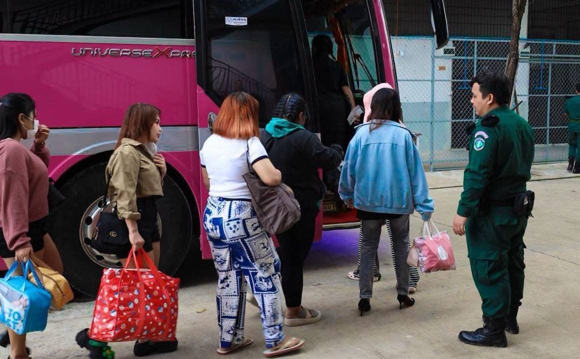 175名印尼籍涉诈人员被驱逐出境 经德崇国际机场离境