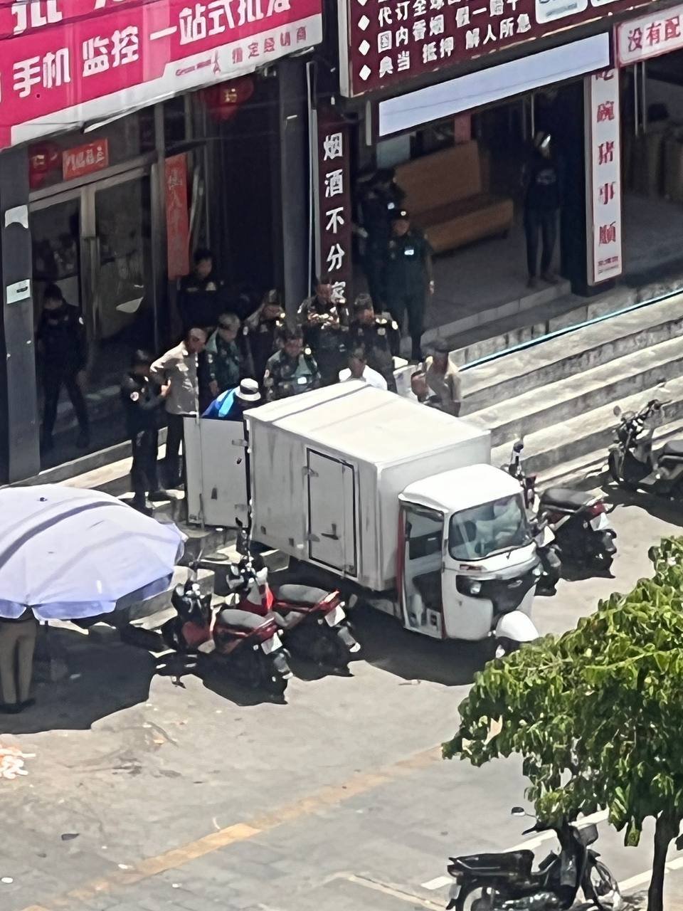 西港双师转盘附近超市遭警方包围并实施抓捕