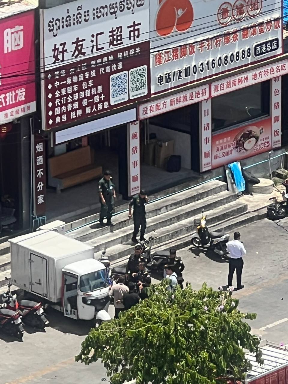 西港双师转盘附近超市遭警方包围并实施抓捕