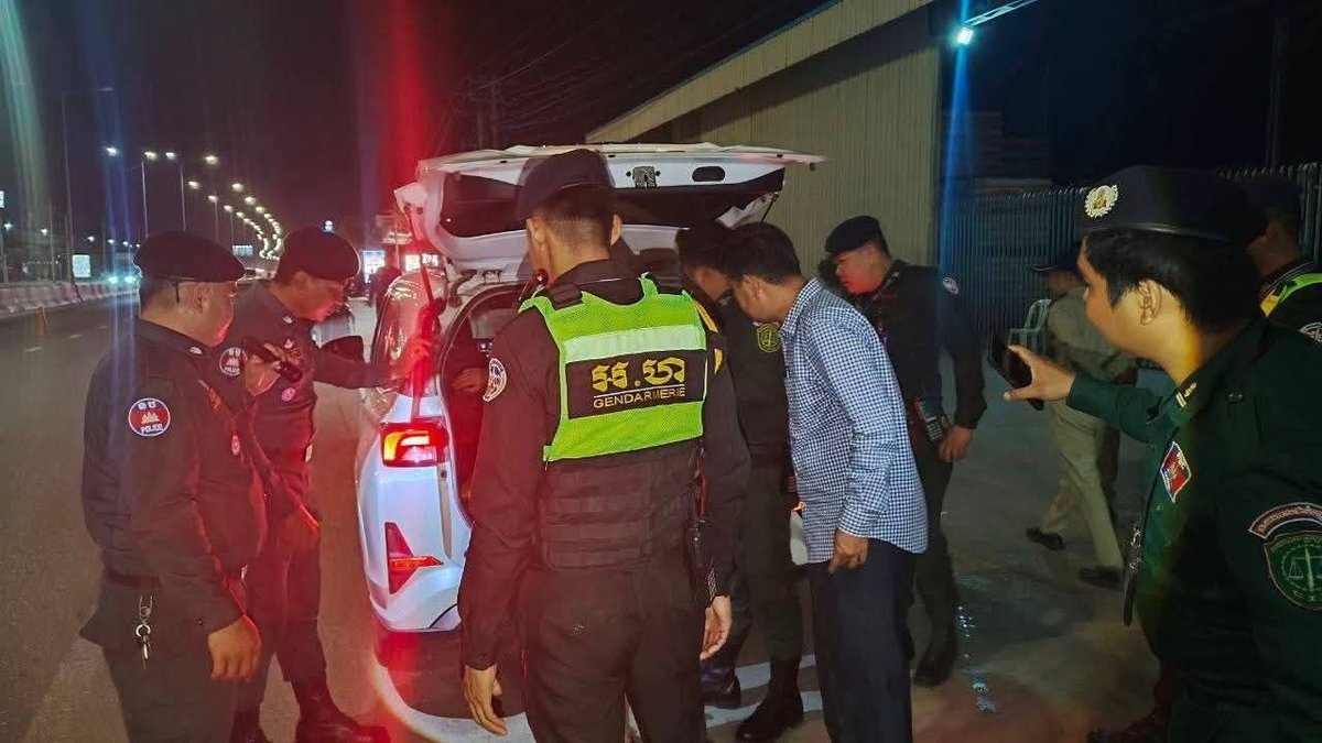 金边当哥区2号国道设卡搜查武器及爆炸物