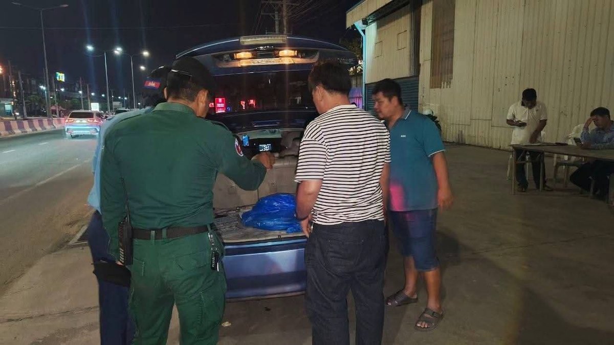 金边当哥区2号国道设卡搜查武器及爆炸物