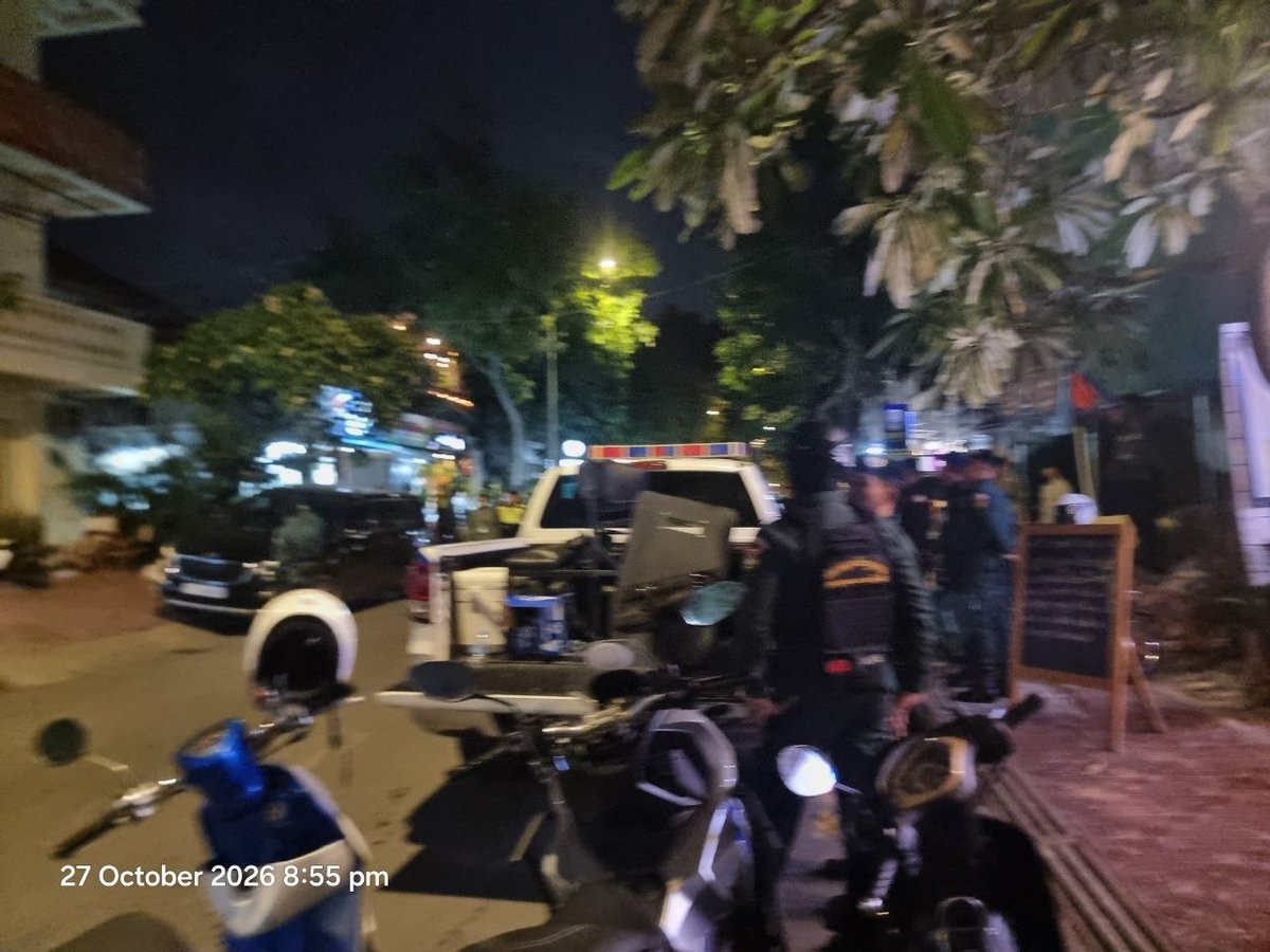 金边隆边区一处窝点被围 车上查获电脑装备