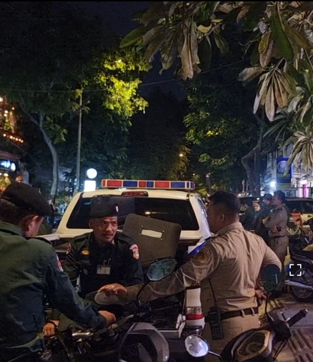 金边隆边区一处窝点被围 车上查获电脑装备