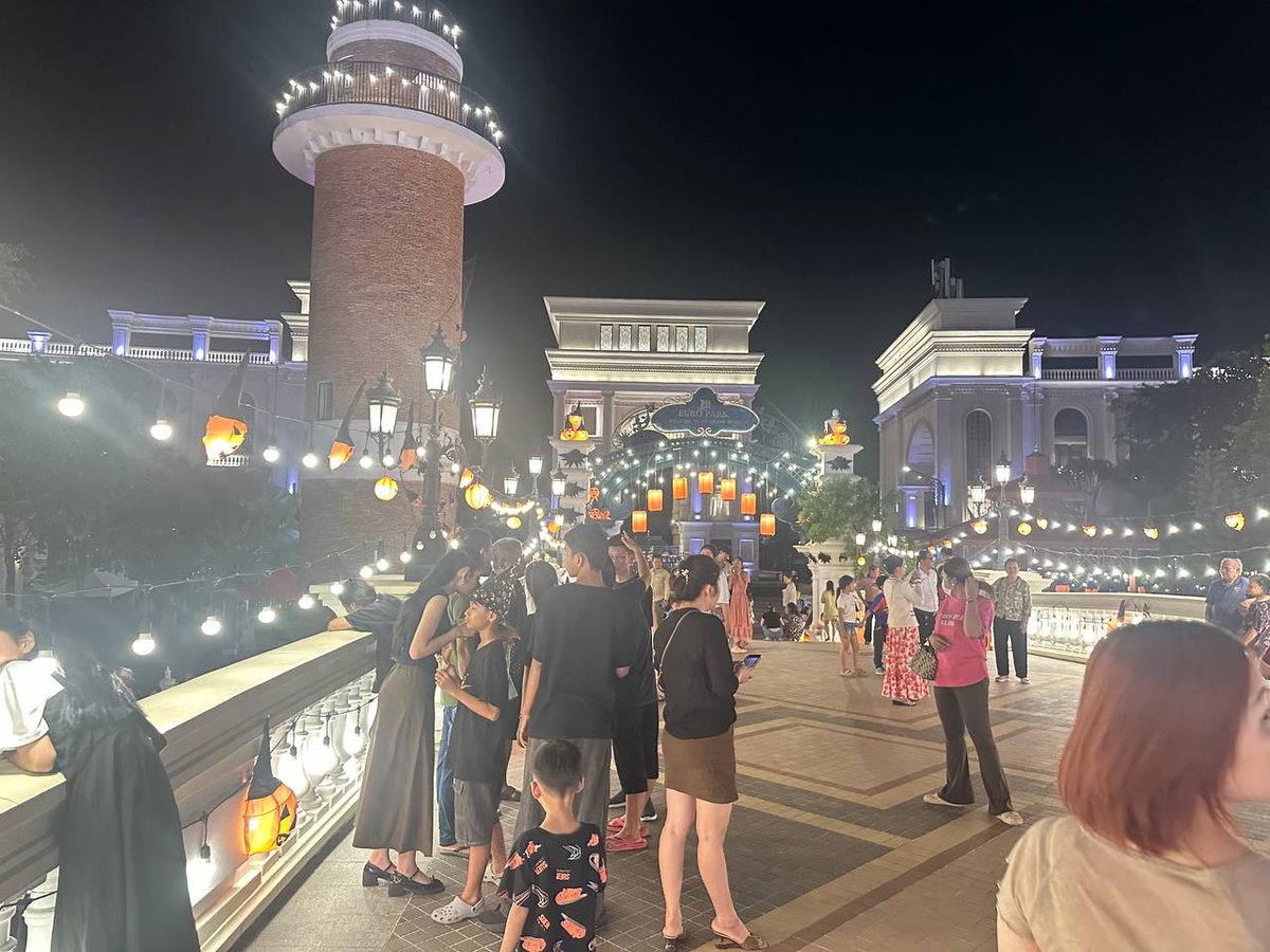 炳发城欧洲街万圣灯饰点亮 金边夜游添新去处