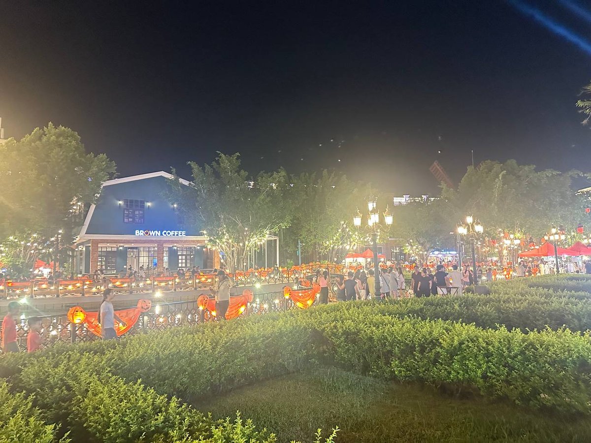 炳发城欧洲街万圣灯饰点亮 金边夜游添新去处