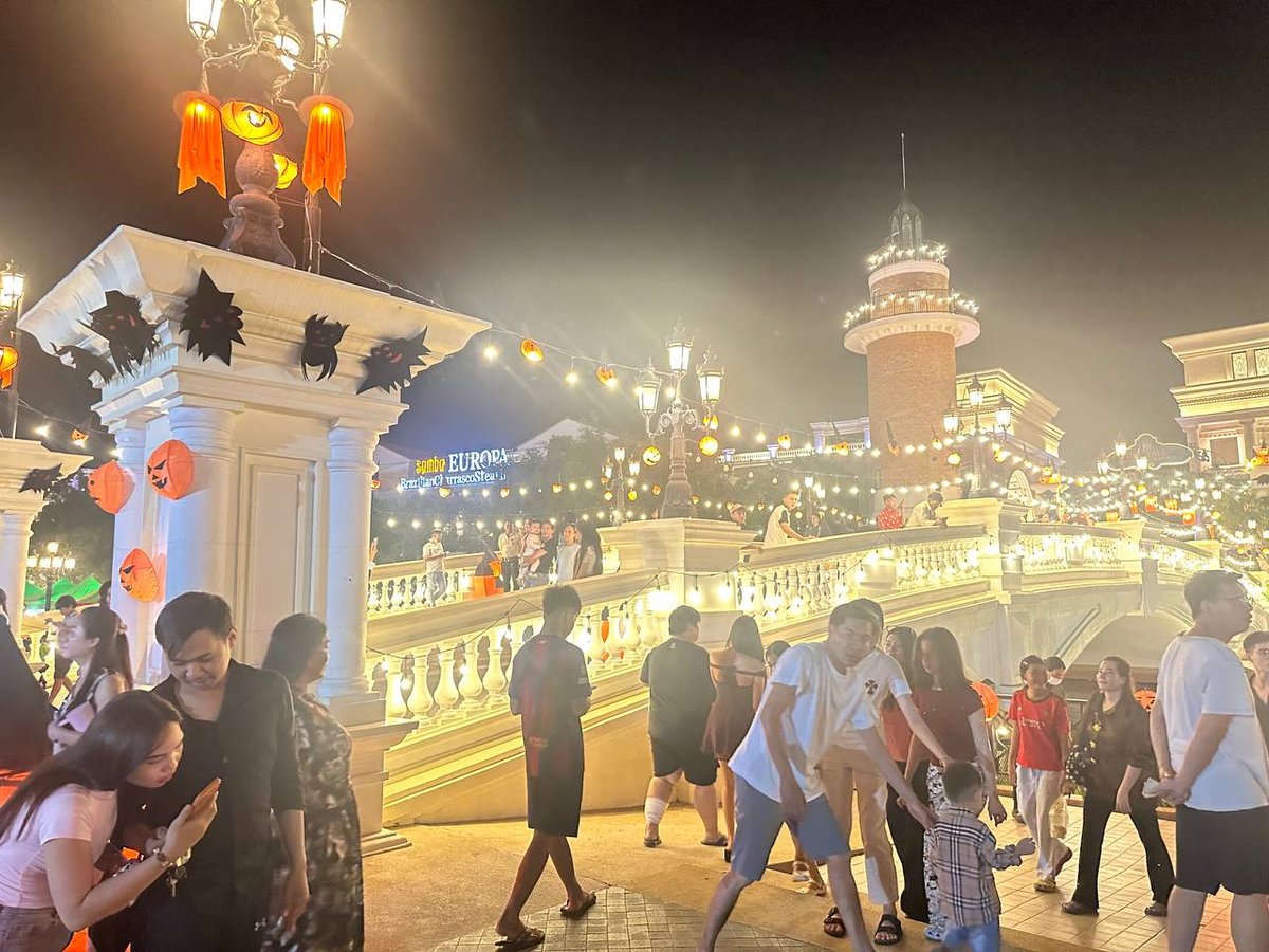 炳发城欧洲街万圣灯饰点亮 金边夜游添新去处
