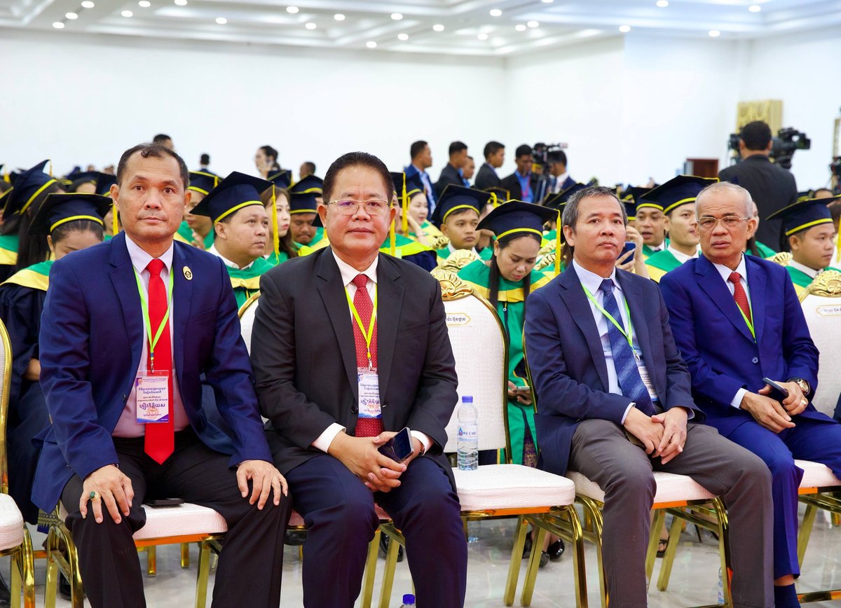 司法部长出席马德望UME大学毕业典礼 2001名学生获学位