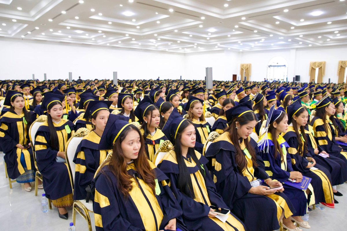 司法部长出席马德望UME大学毕业典礼 2001名学生获学位