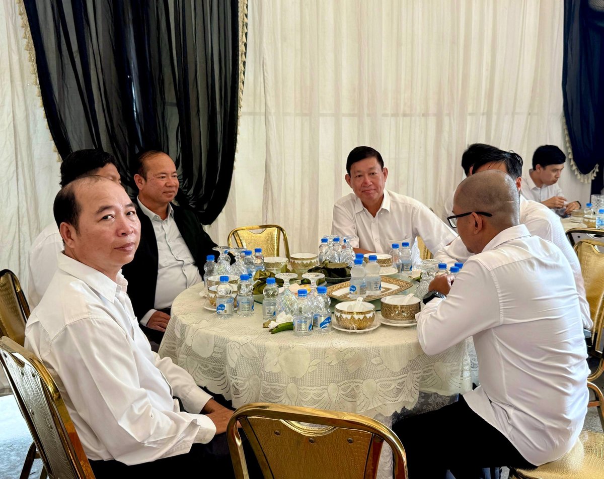 司法部官员代表部长吊唁逝者家属