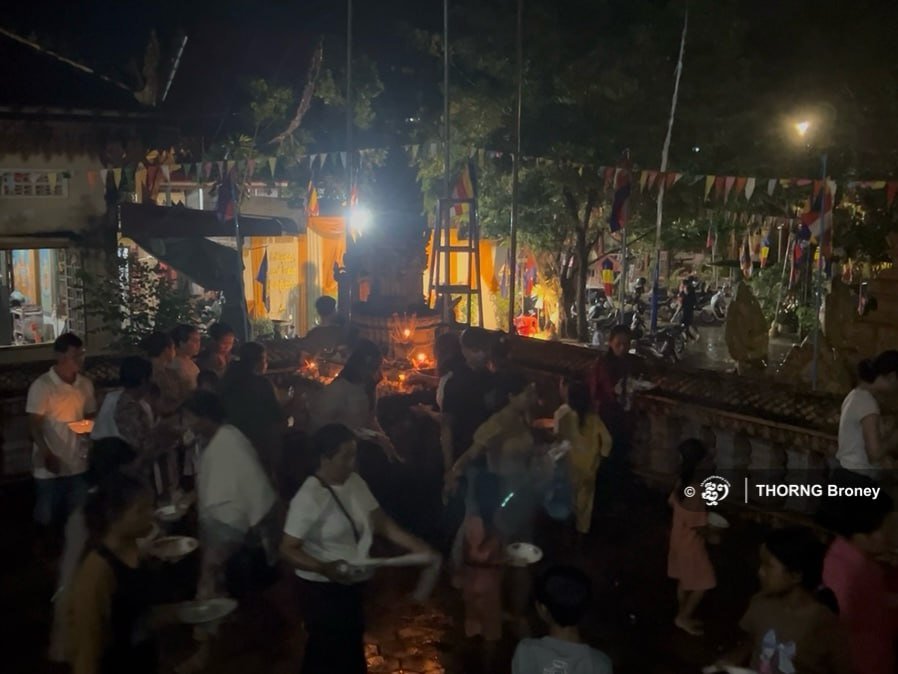 暹粒民众冒雨参加传统祭祀活动 传承文化信仰