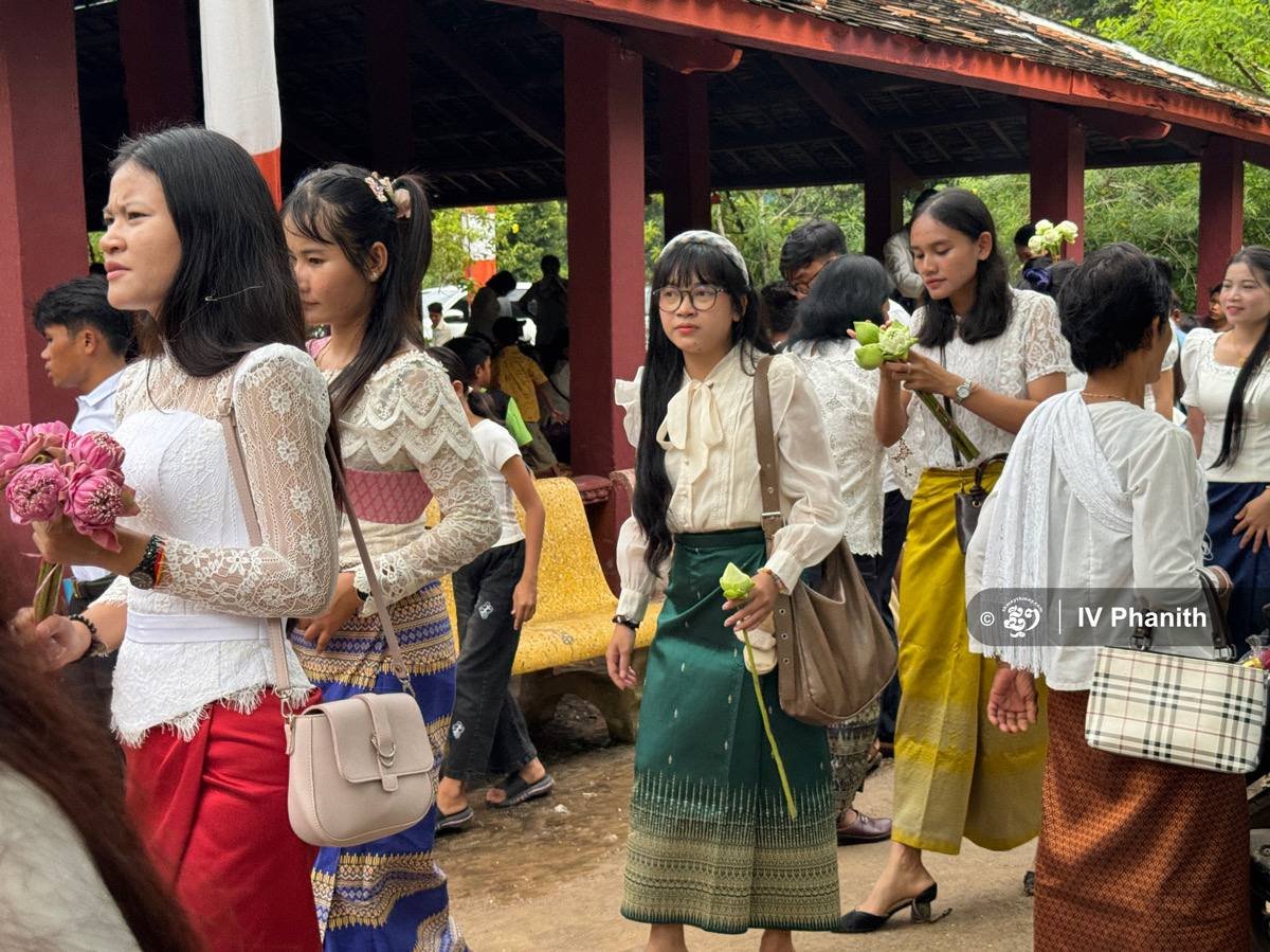 亡人节假期暹粒吴哥窟迎来大量本地游客