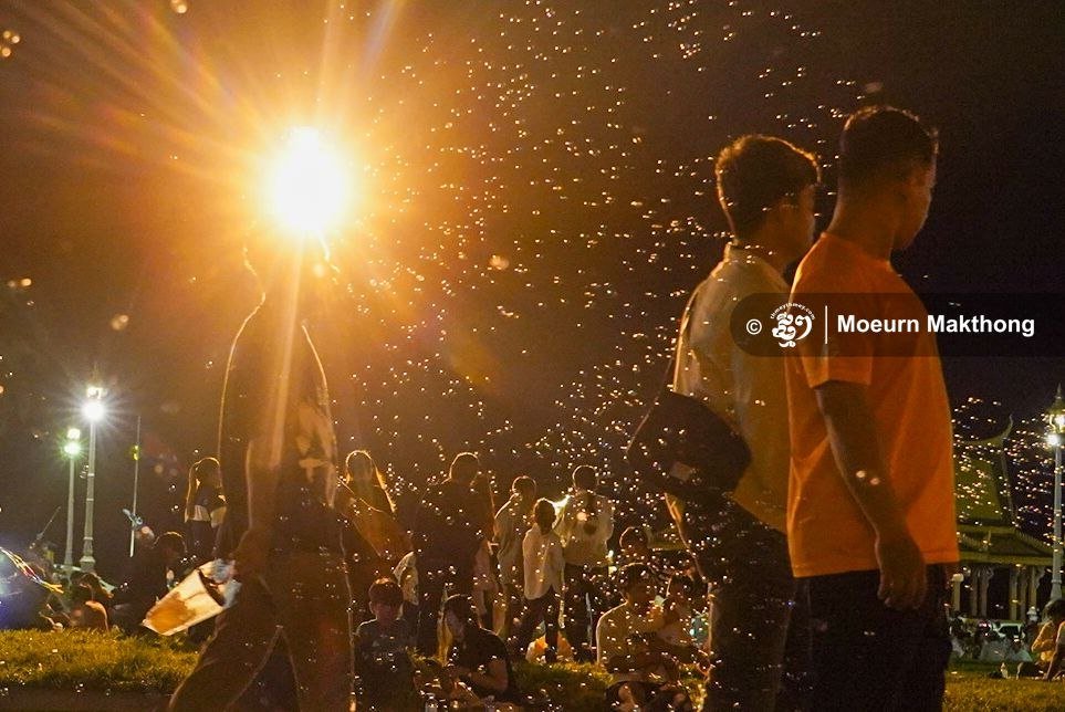 亡人节假期结束 金边市民王宫周边休闲散步