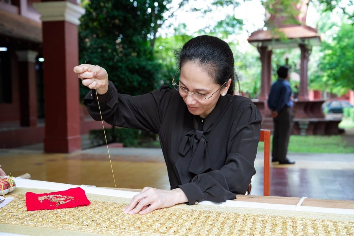 柬埔寨第一夫人碧占莫妮学习丝巾制作,该丝巾将作为第20届法语