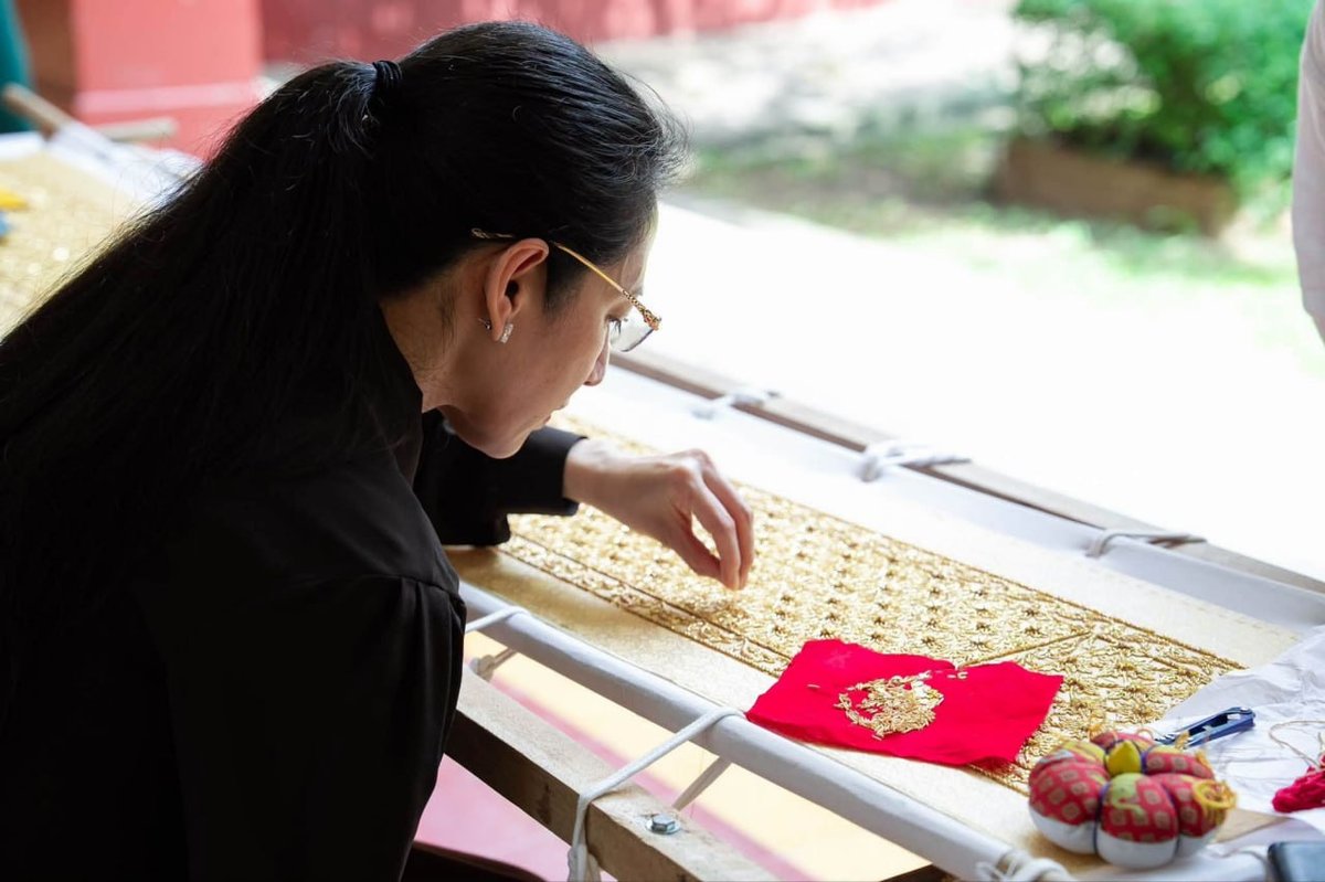 柬埔寨第一夫人碧占莫妮学习丝巾制作,该丝巾将作为第20届法语