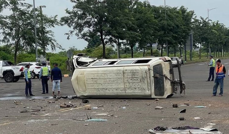磅湛省发生两车相撞事故 造成2人受伤
