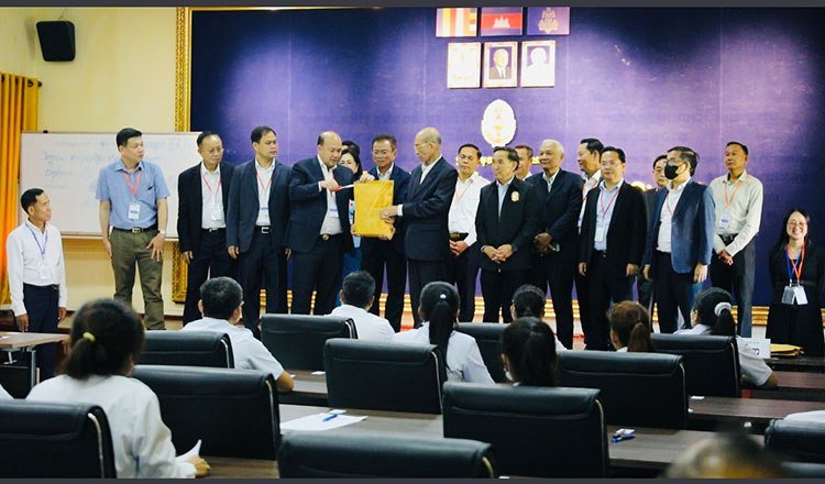 金边公立学校教师调动考试举行 1151名教师参加