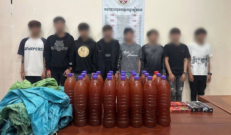 暹粒警方逮捕8名使用电子烟青少年 严查违禁品