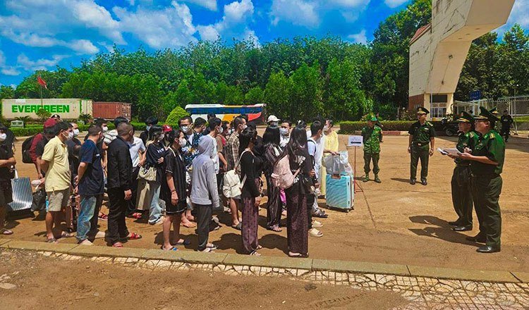 柬埔寨移民总局遣返36名涉网诈越南籍人员