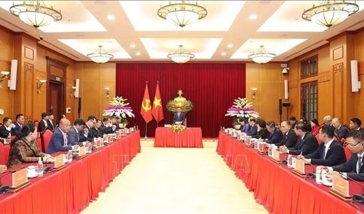 越南与柬埔寨人民党青年领导人举行交流会