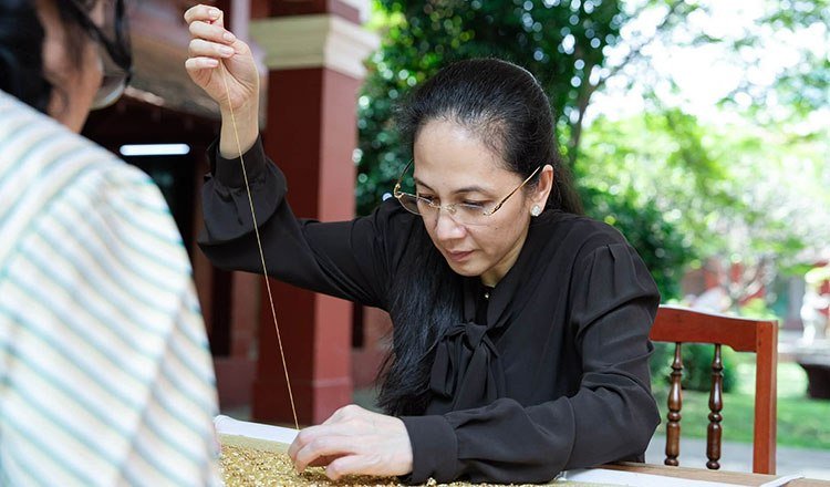 第一夫人学习传统刺绣 为法语国家峰会准备国礼