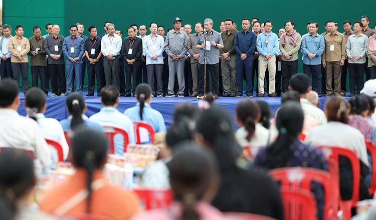 洪玛奈赴马德望发放稻种与救济物资 灾后复耕启动