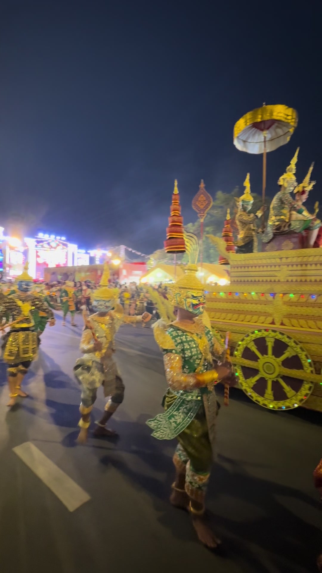 柬新年夜晚街头实拍，美女如云热闹非凡