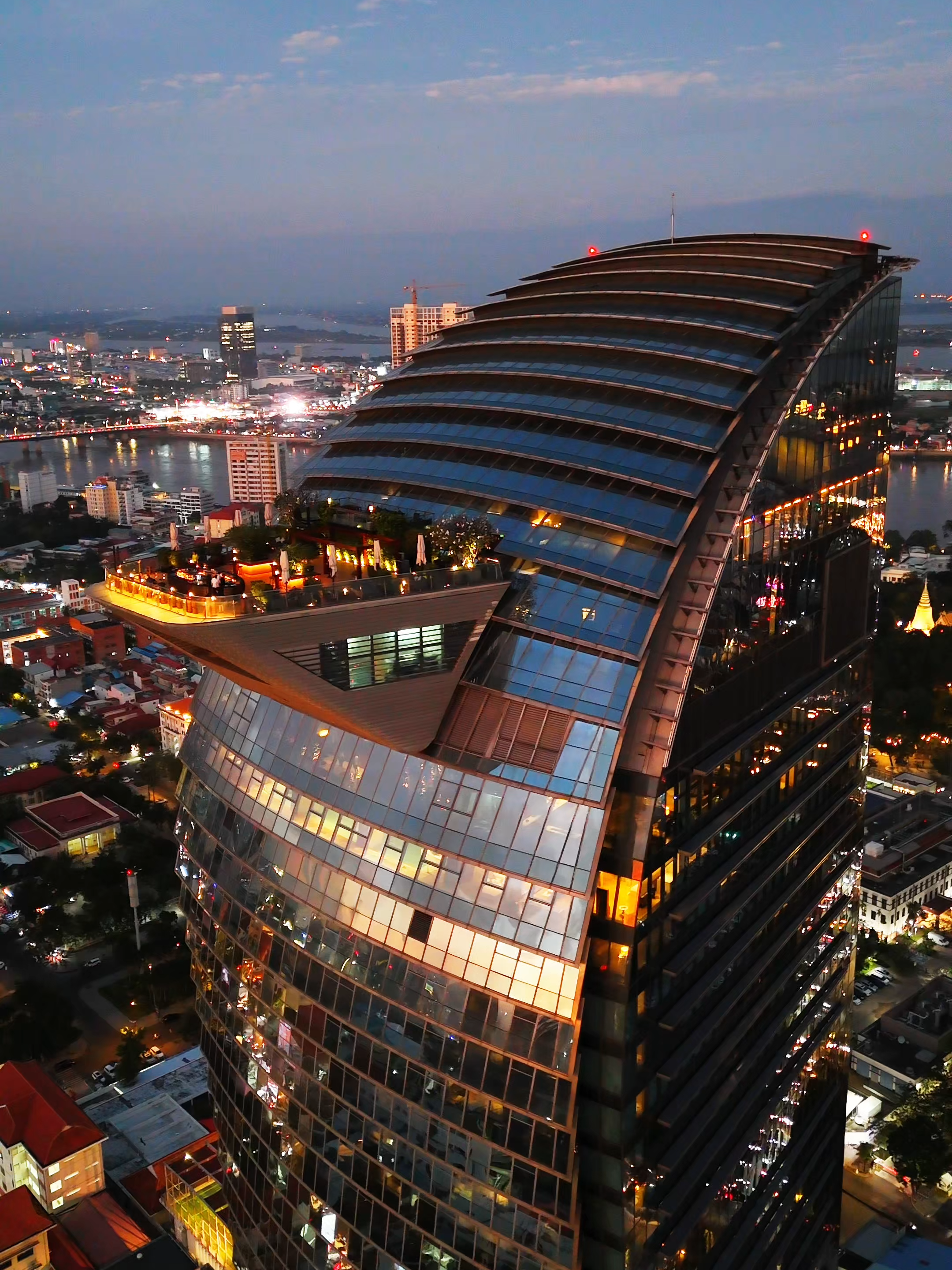 金边瑰丽酒店Sora Skybar，俯瞰湄公河壮丽城景